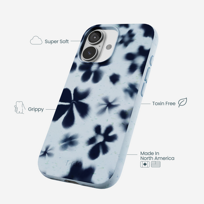 Powder Blue Hazy Daisies iPhone 17 Case